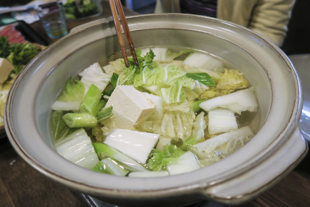 白菜、ねぎと豆腐を入れたら、蓋をして待つ。